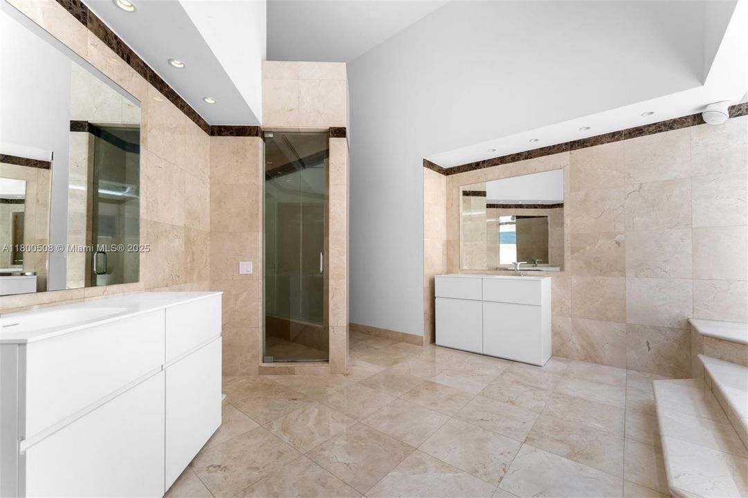 最近售出: $4,950,000 (6 贝兹, 7 浴室, 5603 平方英尺)