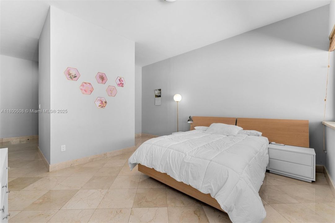 最近售出: $4,950,000 (6 贝兹, 7 浴室, 5603 平方英尺)