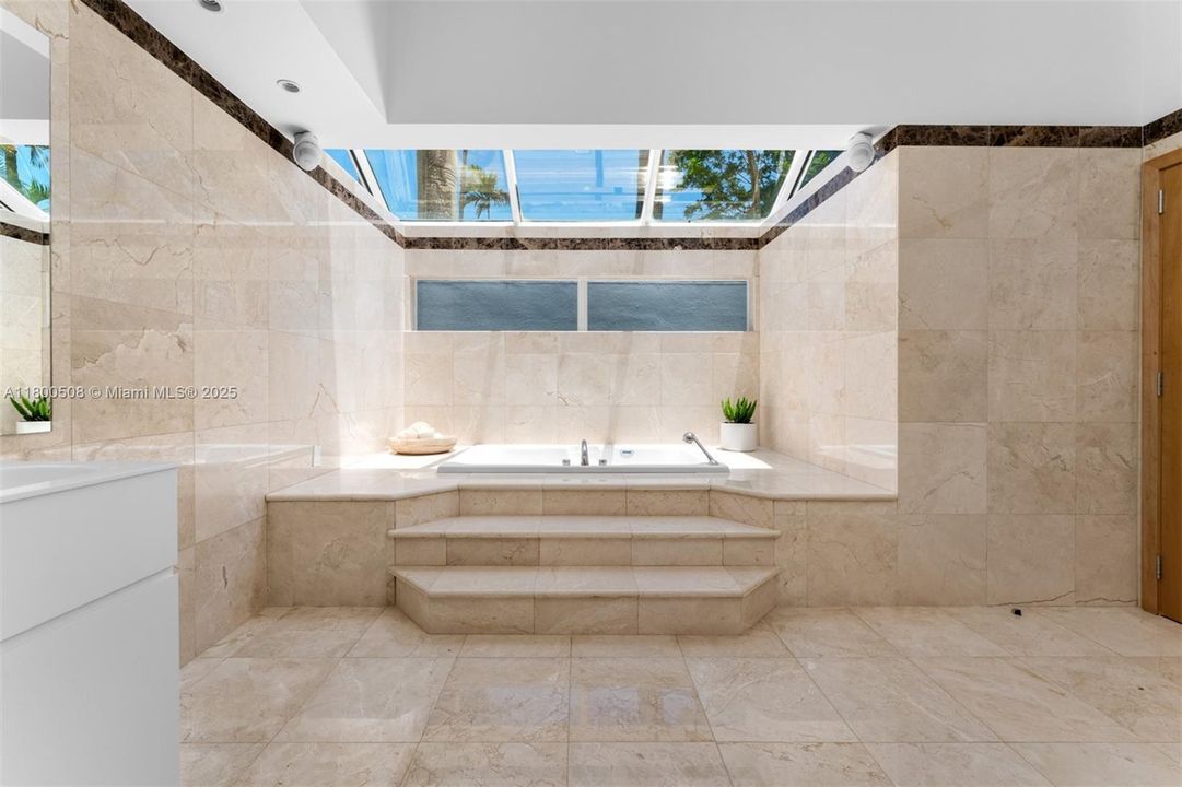 最近售出: $4,950,000 (6 贝兹, 7 浴室, 5603 平方英尺)