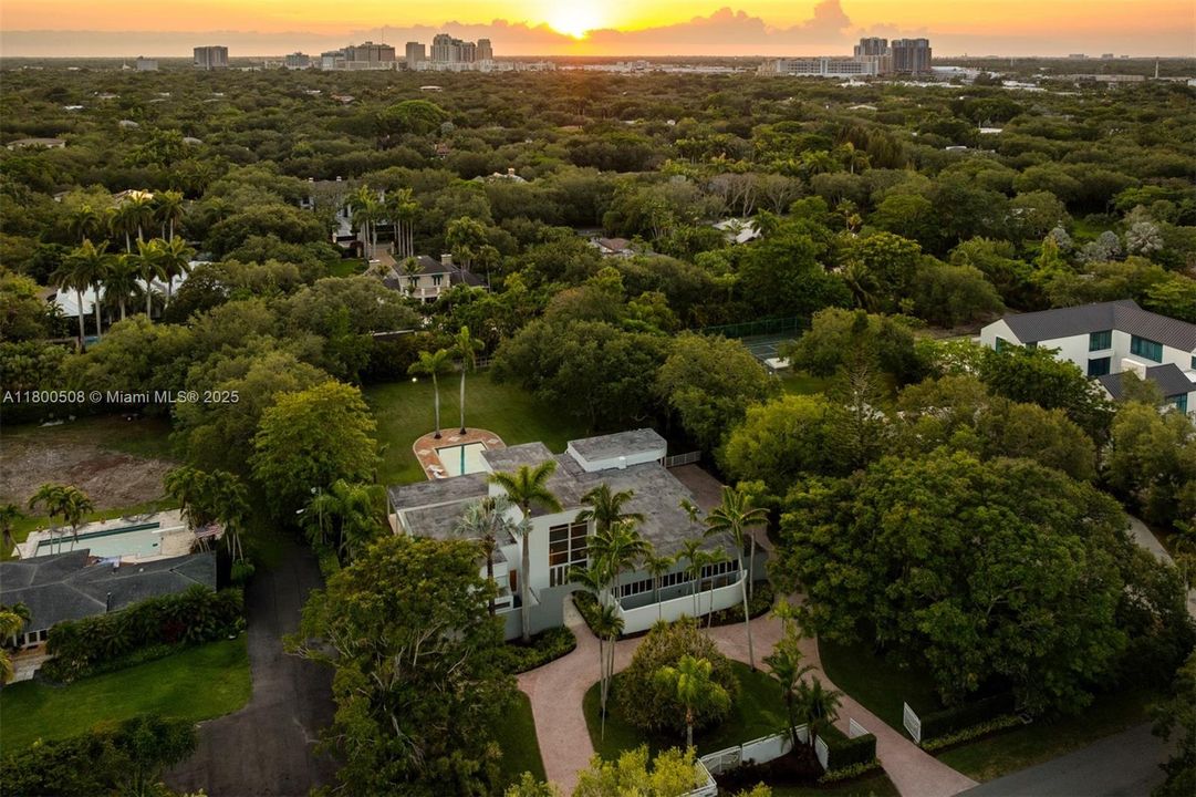 最近售出: $4,950,000 (6 贝兹, 7 浴室, 5603 平方英尺)