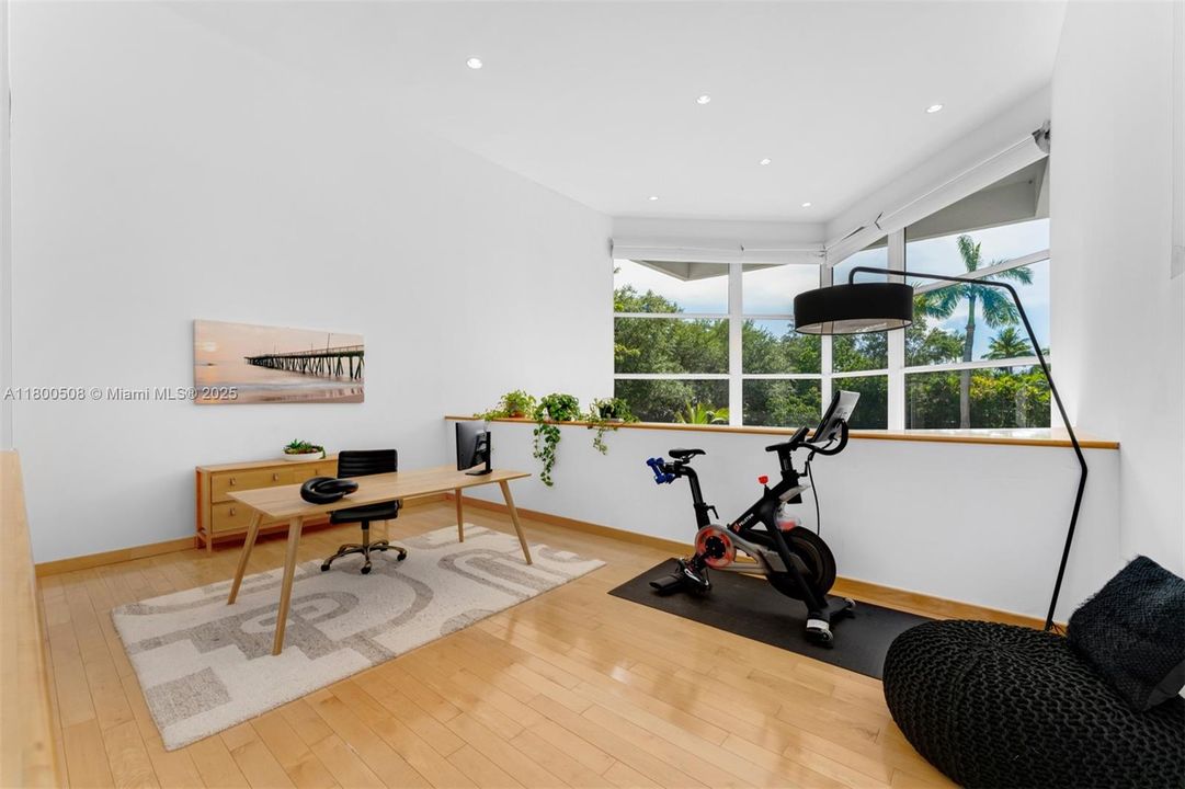 最近售出: $4,950,000 (6 贝兹, 7 浴室, 5603 平方英尺)