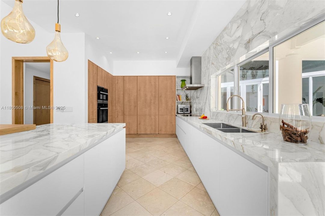 最近售出: $4,950,000 (6 贝兹, 7 浴室, 5603 平方英尺)