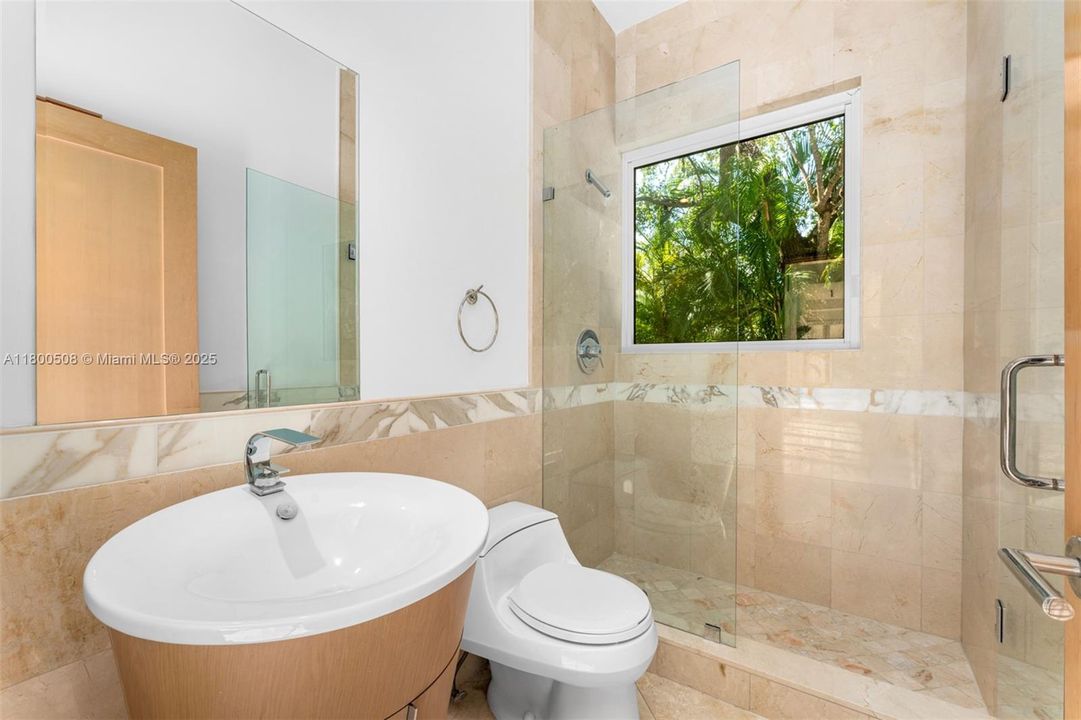 最近售出: $4,950,000 (6 贝兹, 7 浴室, 5603 平方英尺)