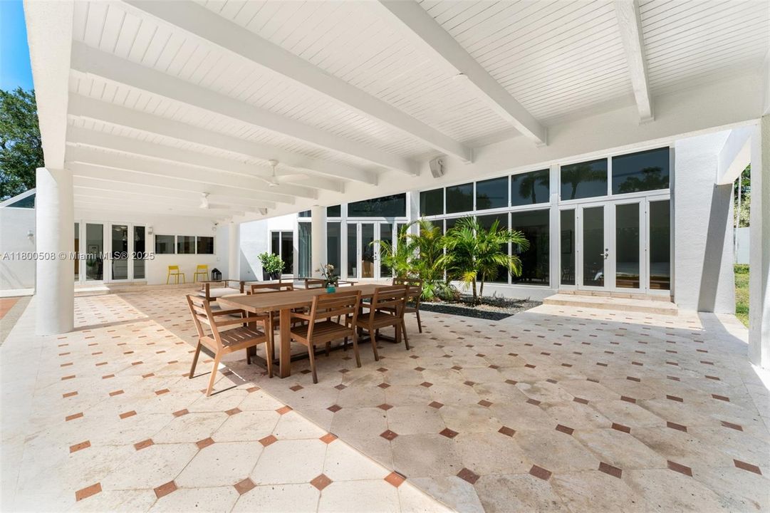 最近售出: $4,950,000 (6 贝兹, 7 浴室, 5603 平方英尺)