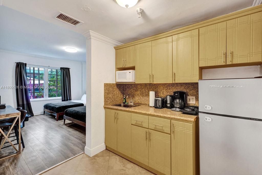 Active With Contract: $325,000 (0 beds, 1 baths, 350 Square Feet)