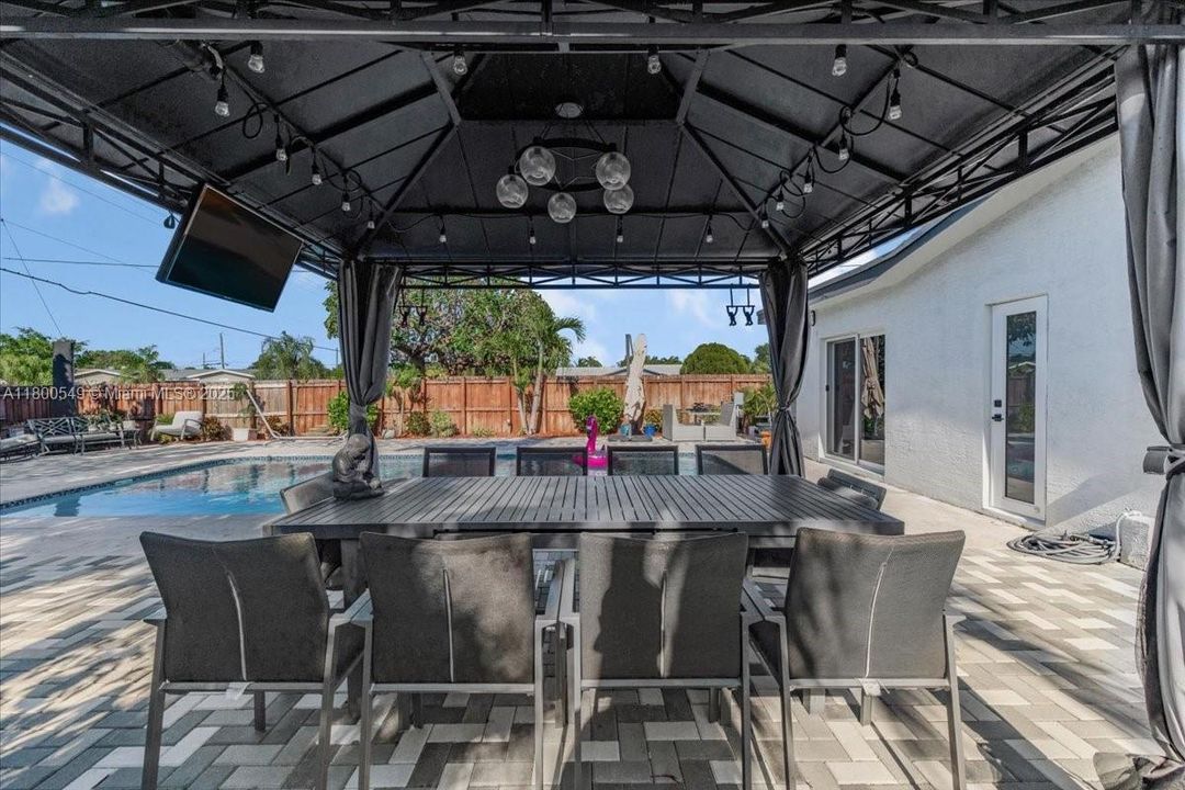 Vendido Recientemente: $650,000 (4 camas, 2 baños, 1567 Pies cuadrados)