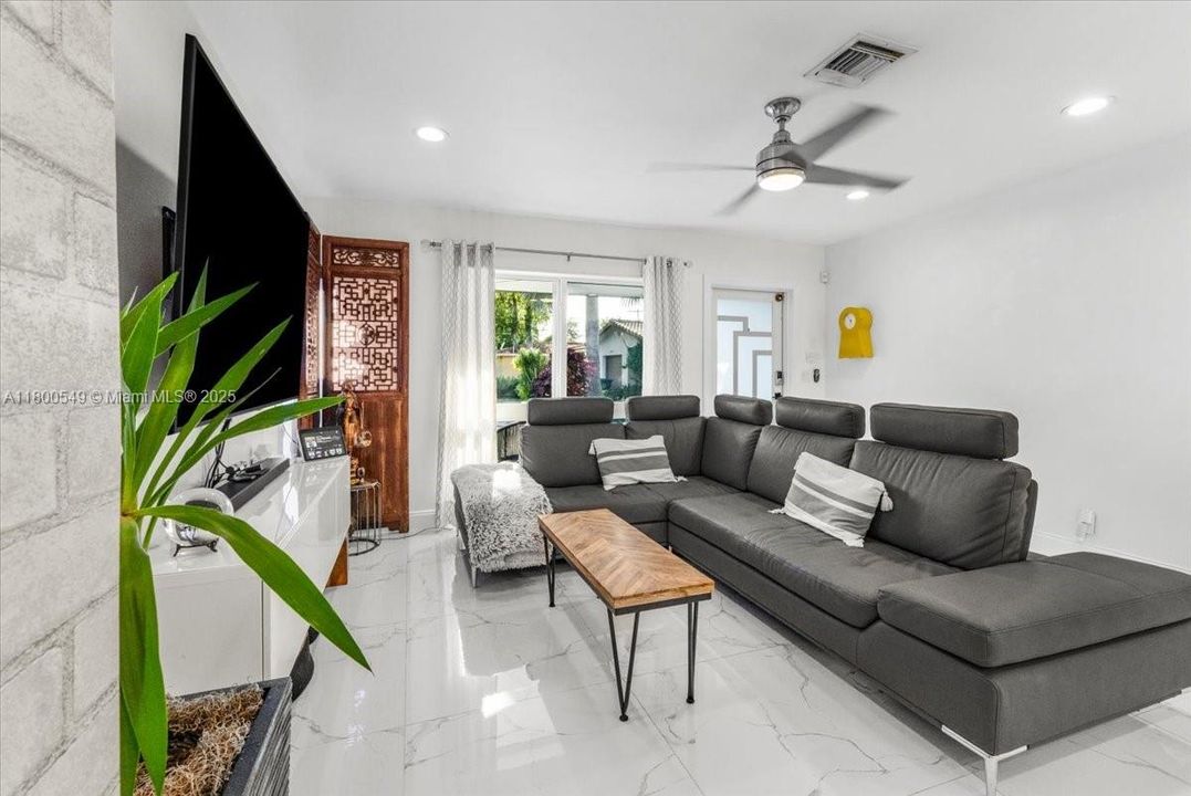 Vendido Recientemente: $650,000 (4 camas, 2 baños, 1567 Pies cuadrados)