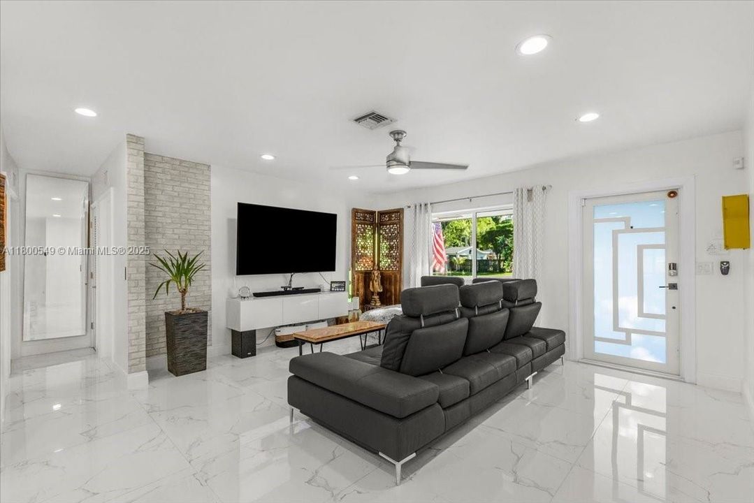 Vendido Recientemente: $650,000 (4 camas, 2 baños, 1567 Pies cuadrados)