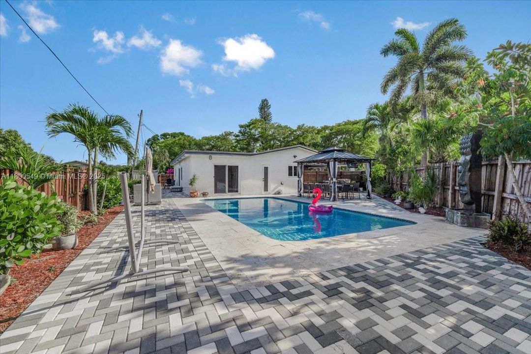 Vendido Recientemente: $650,000 (4 camas, 2 baños, 1567 Pies cuadrados)