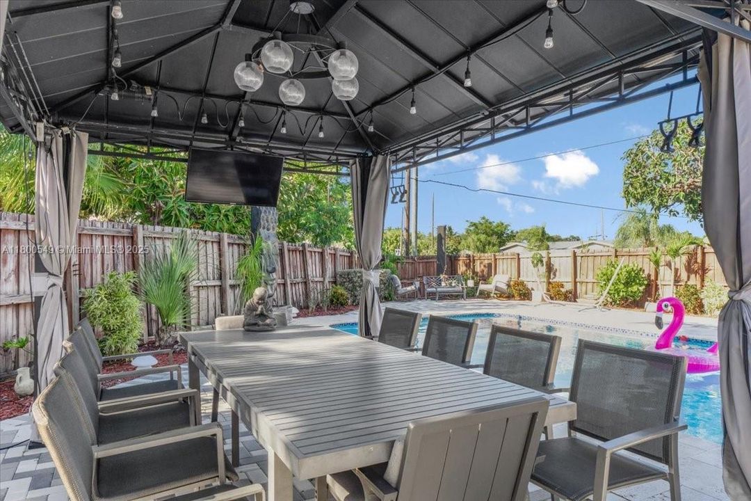 Vendido Recientemente: $650,000 (4 camas, 2 baños, 1567 Pies cuadrados)