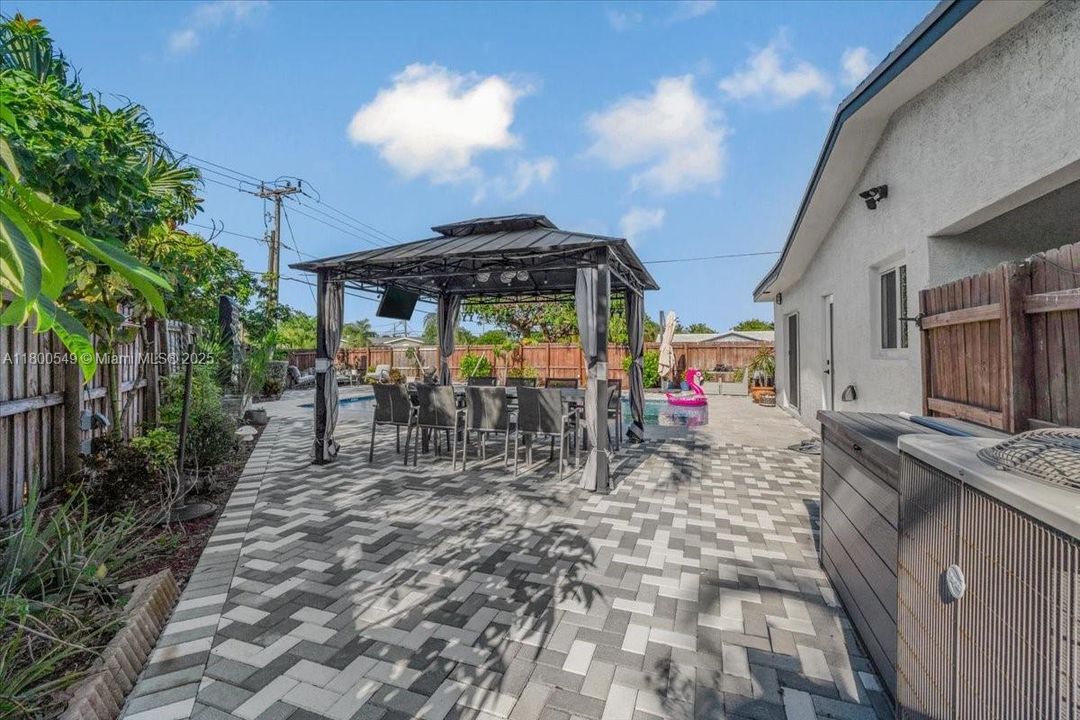 Vendido Recientemente: $650,000 (4 camas, 2 baños, 1567 Pies cuadrados)