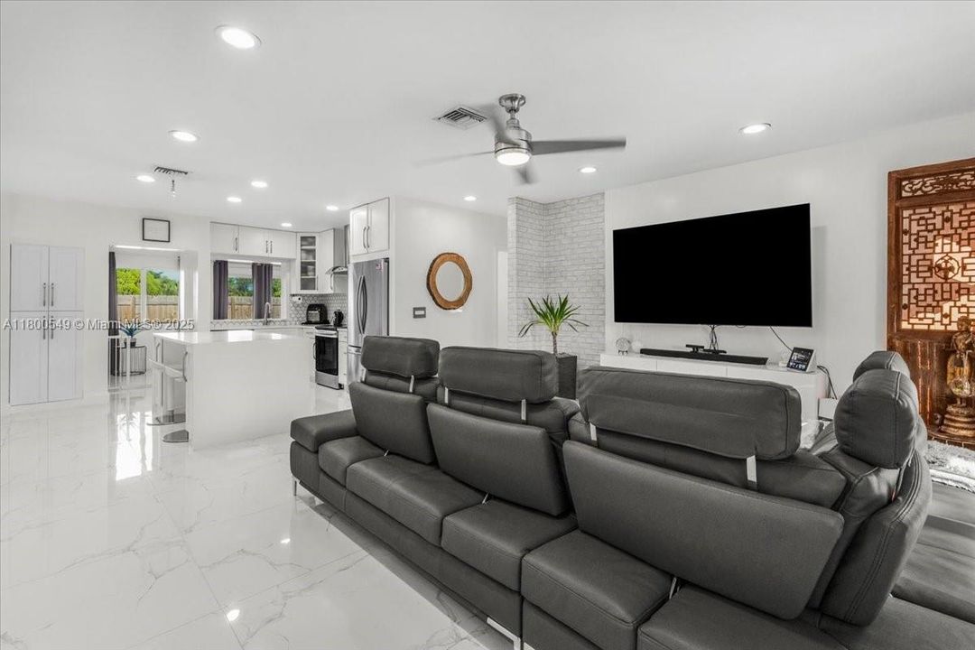 Vendido Recientemente: $650,000 (4 camas, 2 baños, 1567 Pies cuadrados)