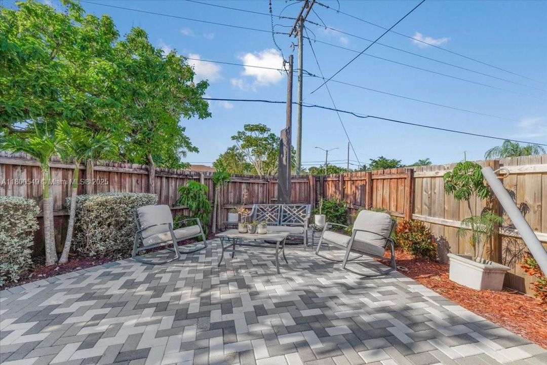 Vendido Recientemente: $650,000 (4 camas, 2 baños, 1567 Pies cuadrados)