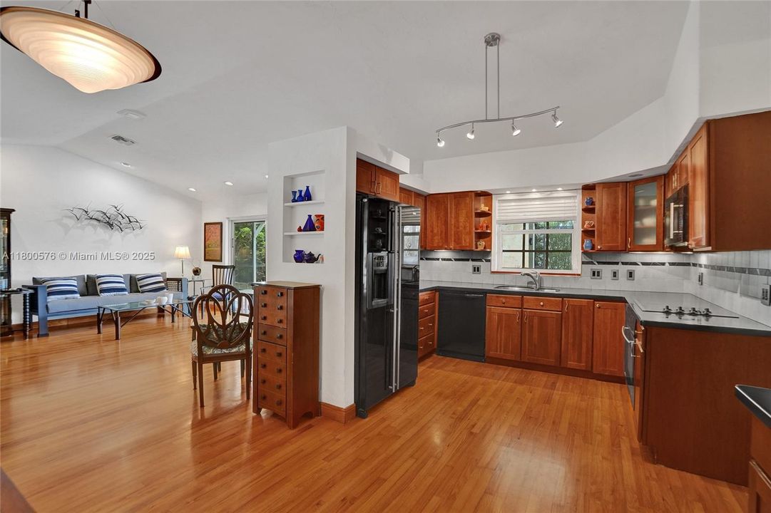 Recently Sold: $875,000 (3 beds, 2 baths, 1595 Square Feet)