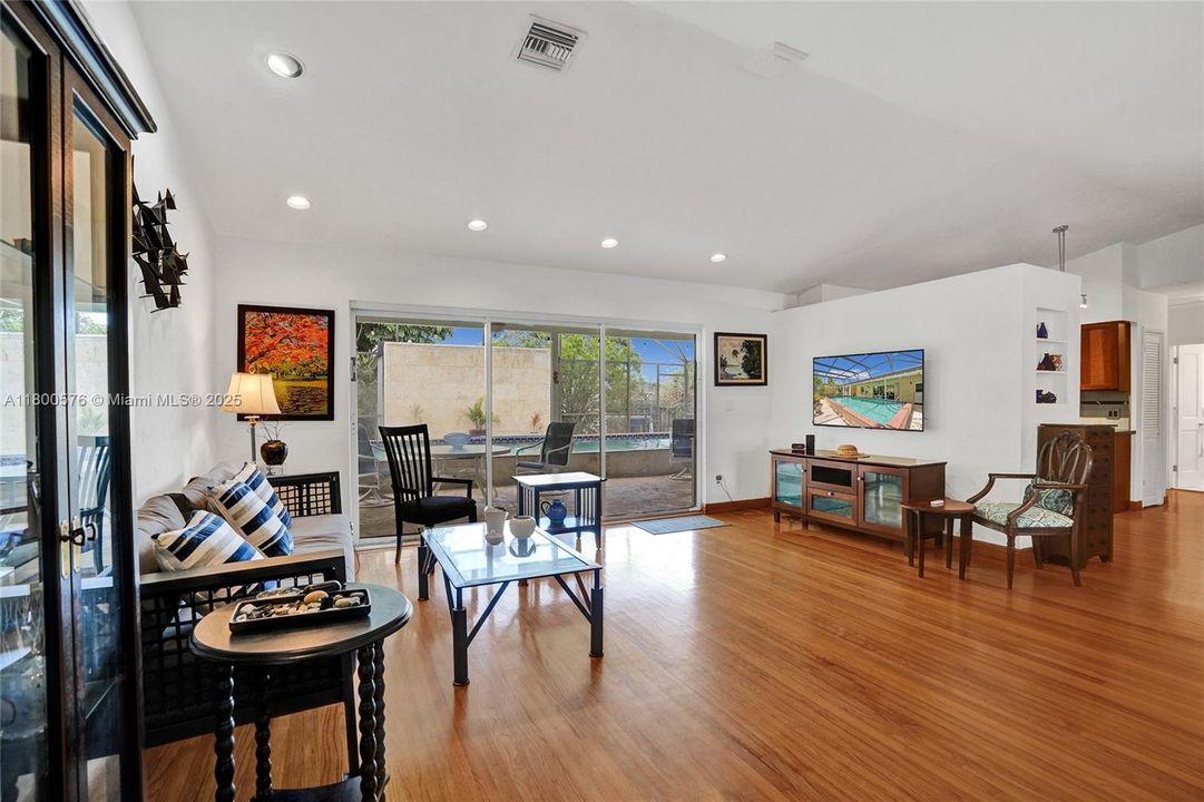 Recently Sold: $875,000 (3 beds, 2 baths, 1595 Square Feet)