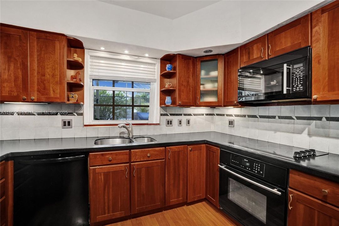 Recently Sold: $875,000 (3 beds, 2 baths, 1595 Square Feet)