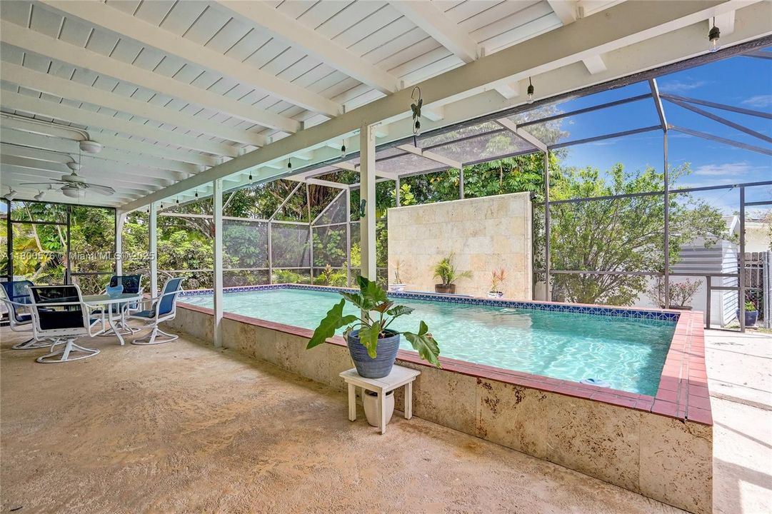 Recently Sold: $875,000 (3 beds, 2 baths, 1595 Square Feet)