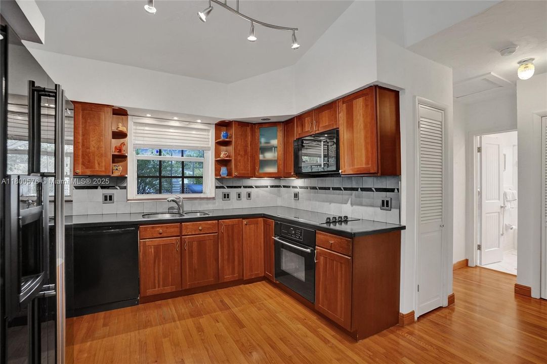 Recently Sold: $875,000 (3 beds, 2 baths, 1595 Square Feet)