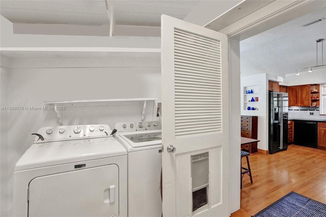 Recently Sold: $875,000 (3 beds, 2 baths, 1595 Square Feet)