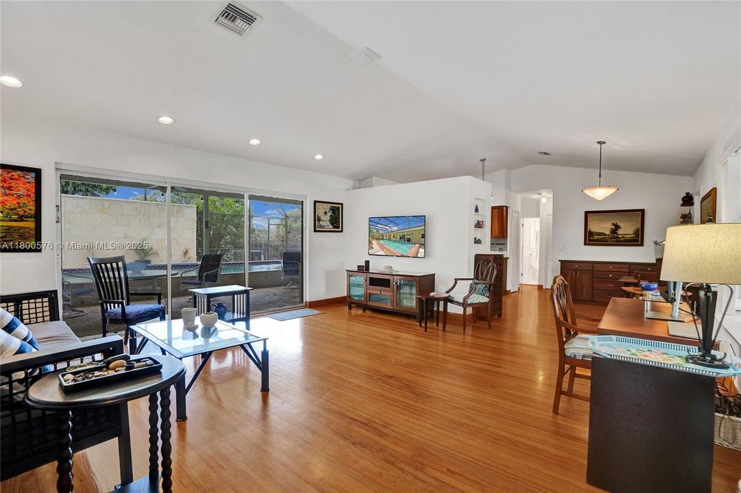 Recently Sold: $875,000 (3 beds, 2 baths, 1595 Square Feet)