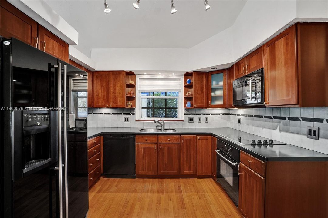 Recently Sold: $875,000 (3 beds, 2 baths, 1595 Square Feet)