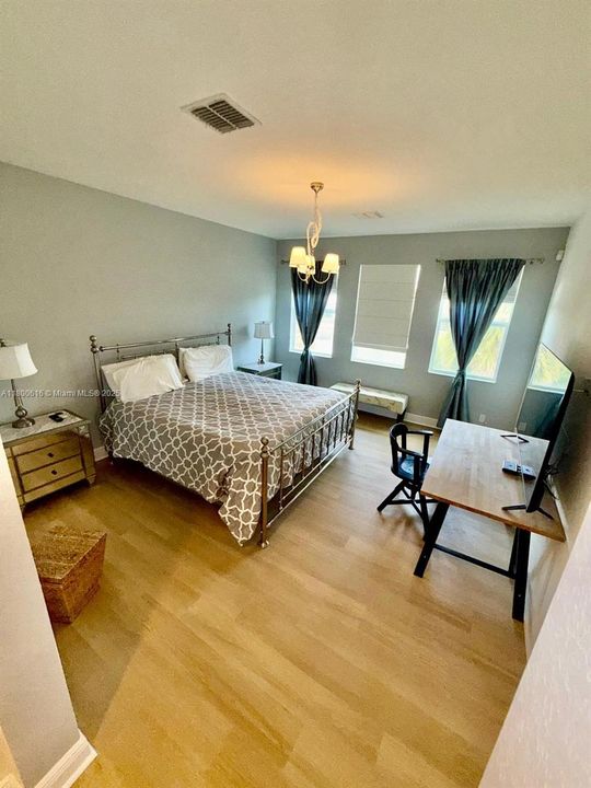 Недавно продано: $974,900 (5 спален, 4 ванн, 3281 Квадратных фут)