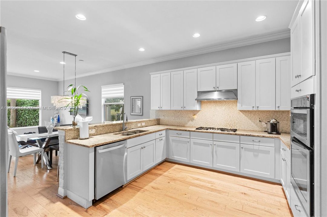 Недавно продано: $974,900 (5 спален, 4 ванн, 3281 Квадратных фут)