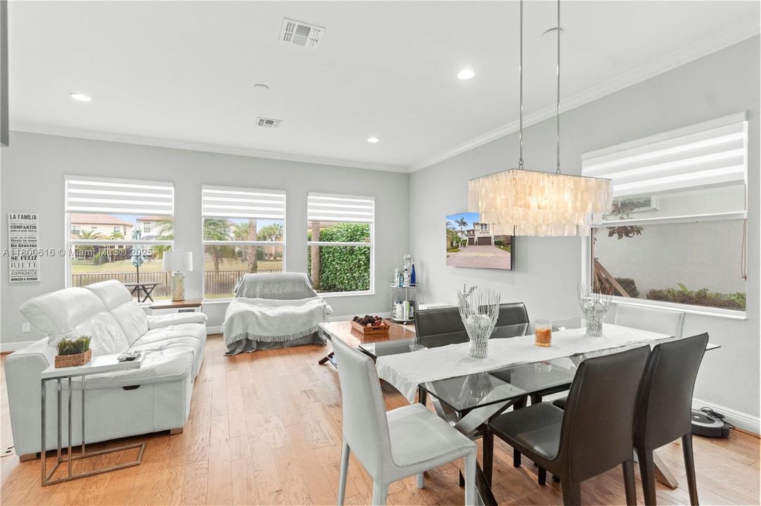 Недавно продано: $974,900 (5 спален, 4 ванн, 3281 Квадратных фут)