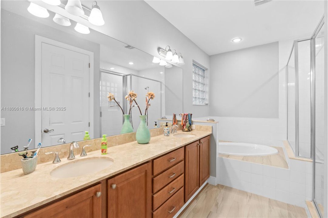 Недавно продано: $974,900 (5 спален, 4 ванн, 3281 Квадратных фут)