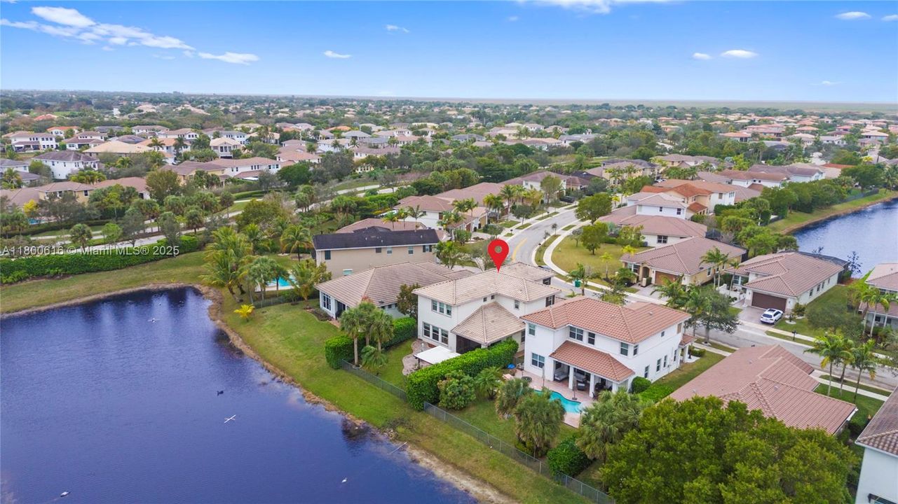 Недавно продано: $974,900 (5 спален, 4 ванн, 3281 Квадратных фут)