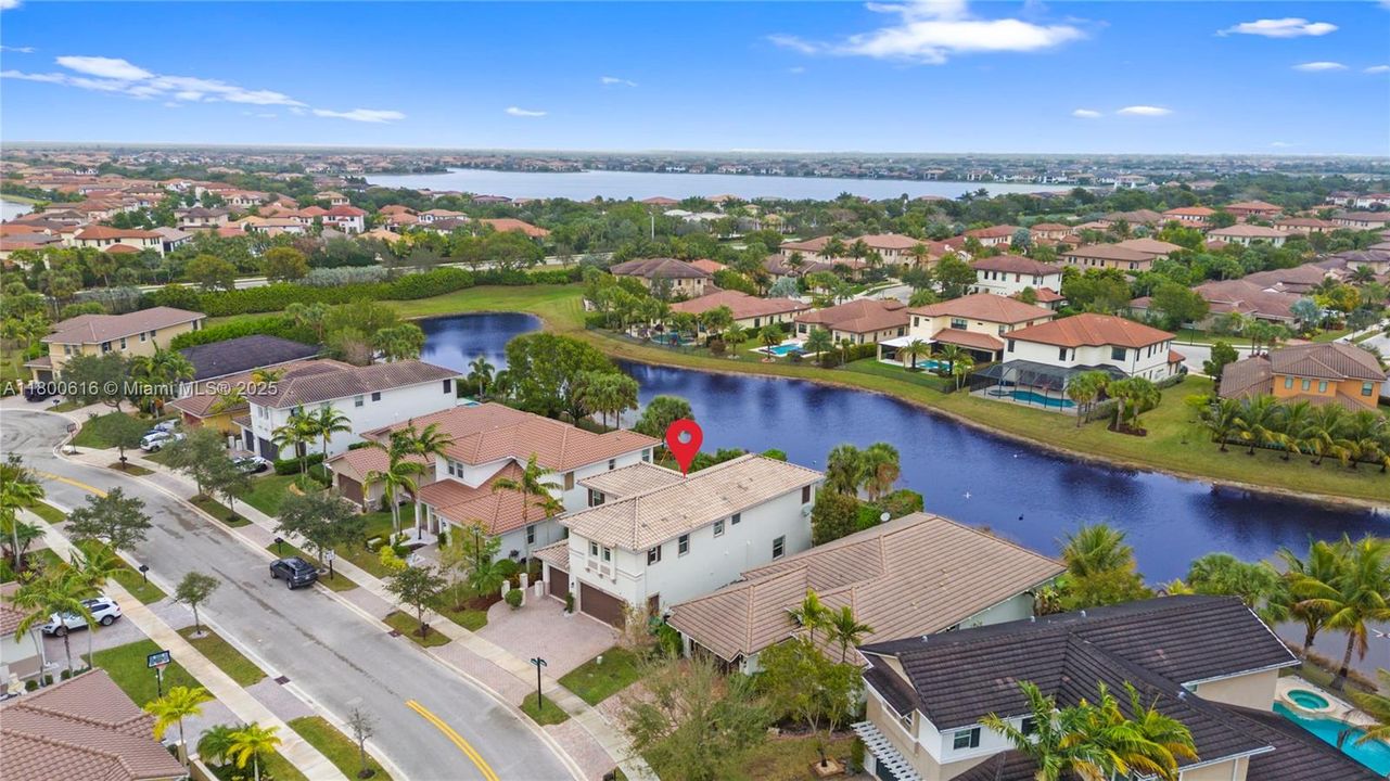 Недавно продано: $974,900 (5 спален, 4 ванн, 3281 Квадратных фут)