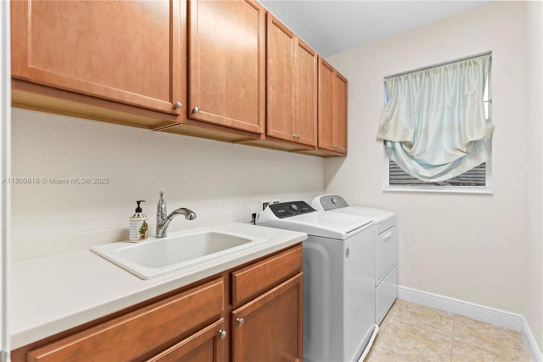 Недавно продано: $974,900 (5 спален, 4 ванн, 3281 Квадратных фут)