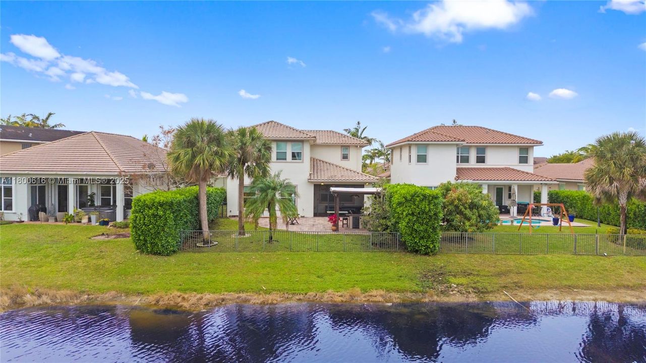 Недавно продано: $974,900 (5 спален, 4 ванн, 3281 Квадратных фут)