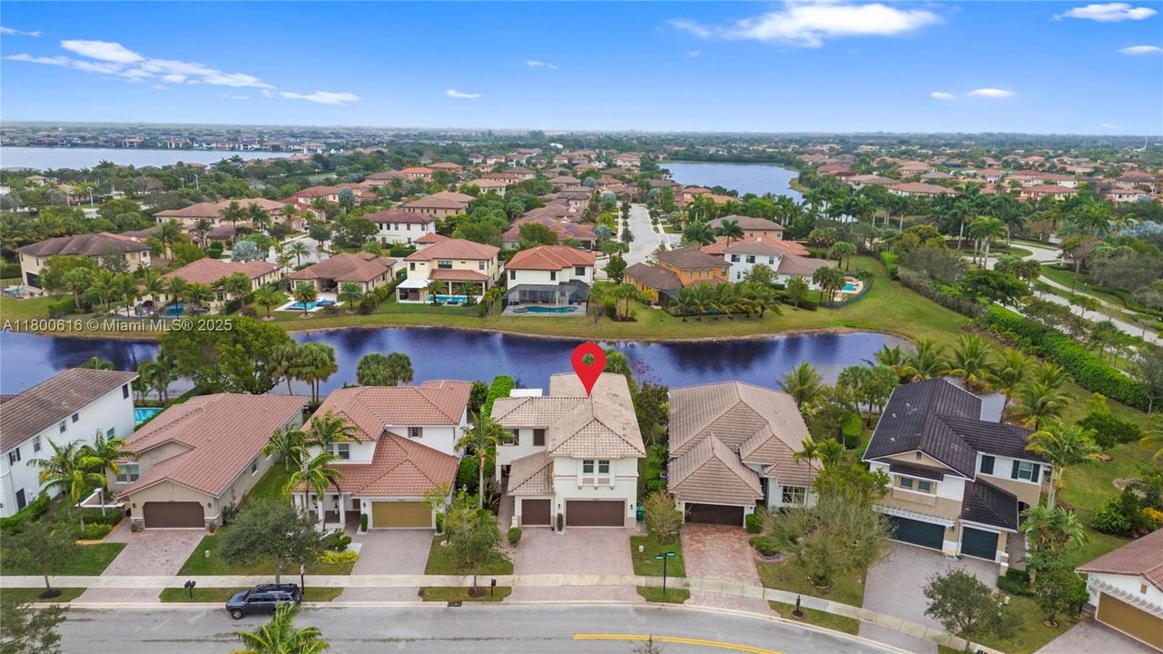 Недавно продано: $974,900 (5 спален, 4 ванн, 3281 Квадратных фут)