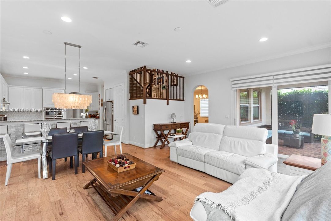 Недавно продано: $974,900 (5 спален, 4 ванн, 3281 Квадратных фут)