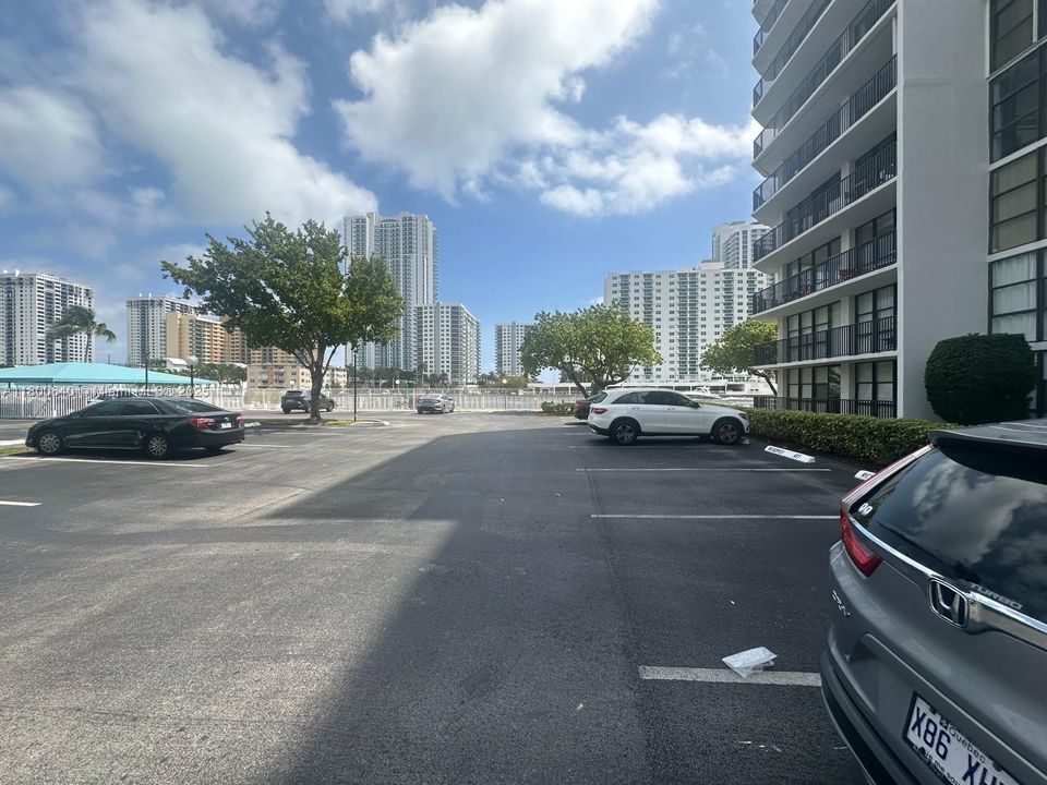 待售: $197,000 (1 贝兹, 1 浴室, 1075 平方英尺)