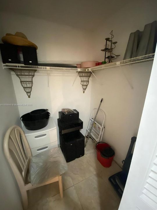 待售: $197,000 (1 贝兹, 1 浴室, 1075 平方英尺)