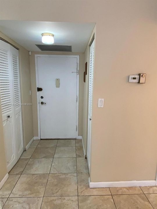 待售: $197,000 (1 贝兹, 1 浴室, 1075 平方英尺)