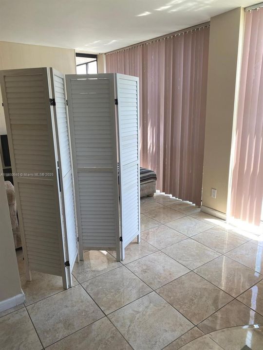 待售: $197,000 (1 贝兹, 1 浴室, 1075 平方英尺)