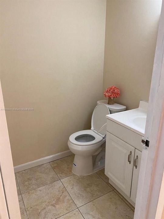 待售: $197,000 (1 贝兹, 1 浴室, 1075 平方英尺)