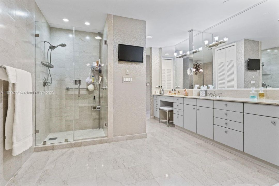 For Sale: $5,890,000 (3 beds, 3 baths, 2740 Square Feet)