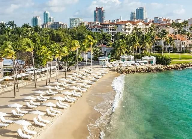 For Sale: $5,890,000 (3 beds, 3 baths, 2740 Square Feet)