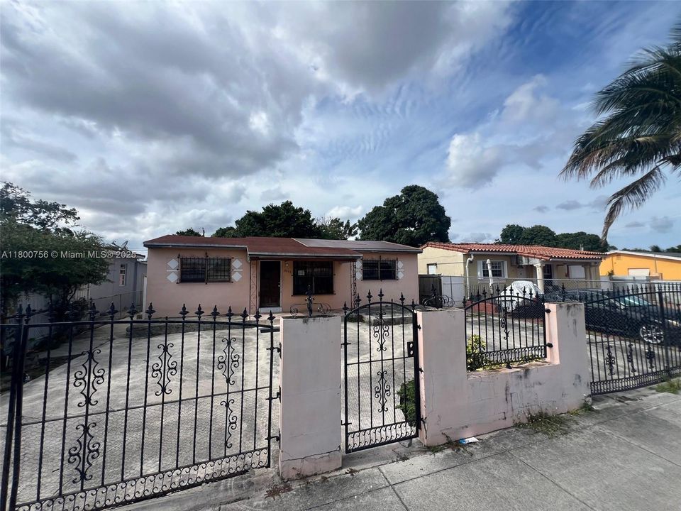 Recently Sold: $309,100 (3 beds, 1 baths, 1600 Square Feet)