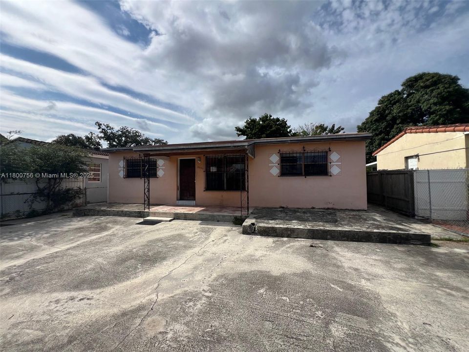 Recently Sold: $309,100 (3 beds, 1 baths, 1600 Square Feet)