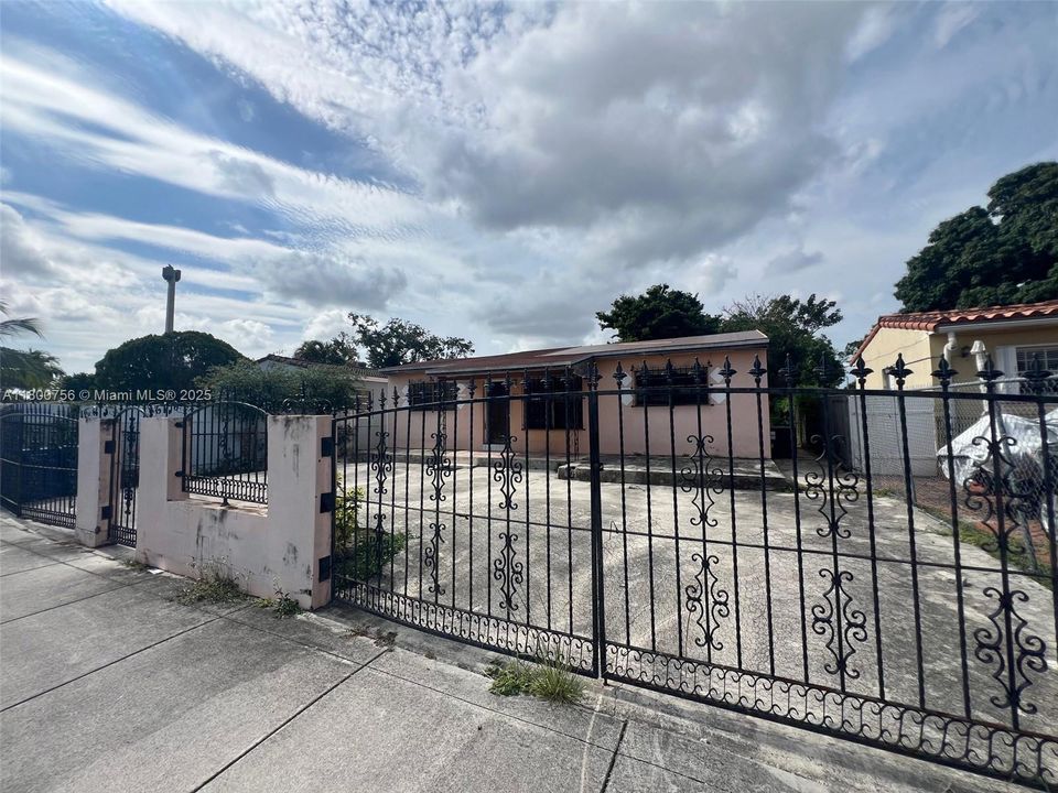 Recently Sold: $309,100 (3 beds, 1 baths, 1600 Square Feet)