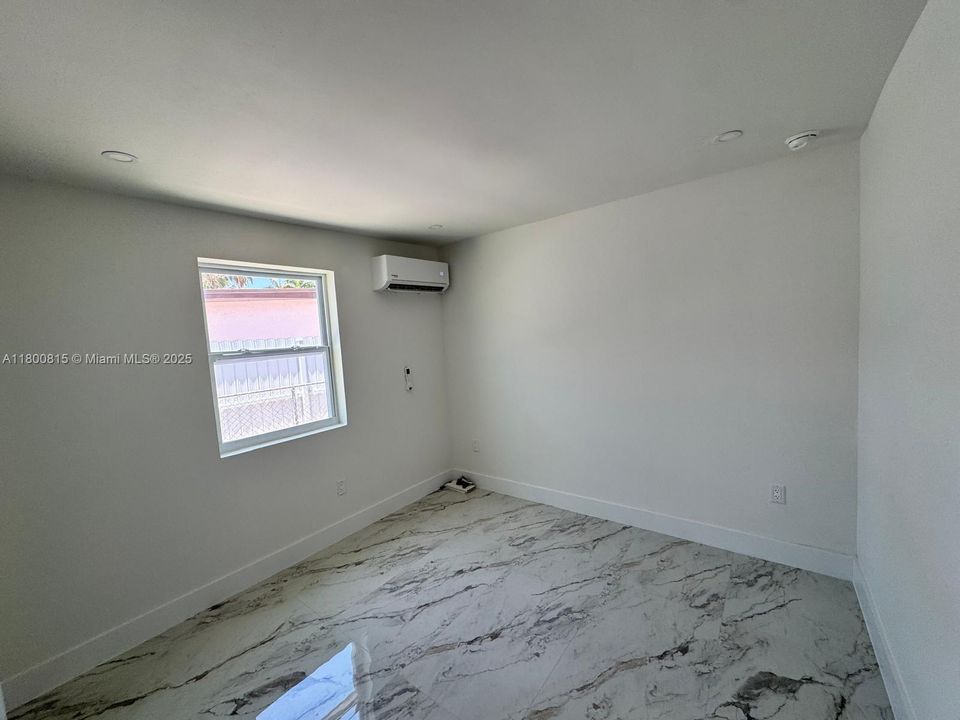 最近租的: $1,200 (1 贝兹, 1 浴室, 0 平方英尺)