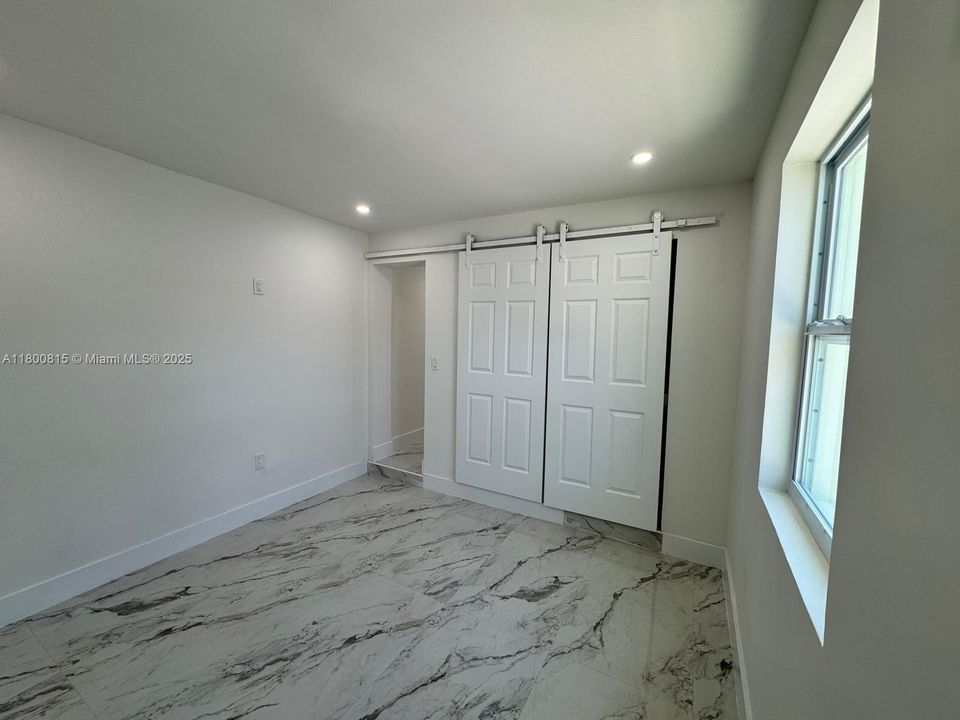 最近租的: $1,200 (1 贝兹, 1 浴室, 0 平方英尺)