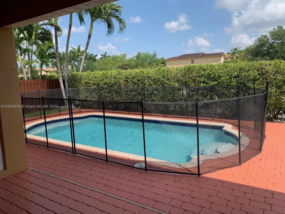 Recientemente alquilado: $4,800 (4 camas, 3 baños, 2825 Pies cuadrados)