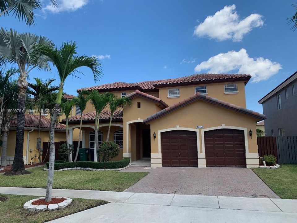 Recientemente alquilado: $4,800 (4 camas, 3 baños, 2825 Pies cuadrados)