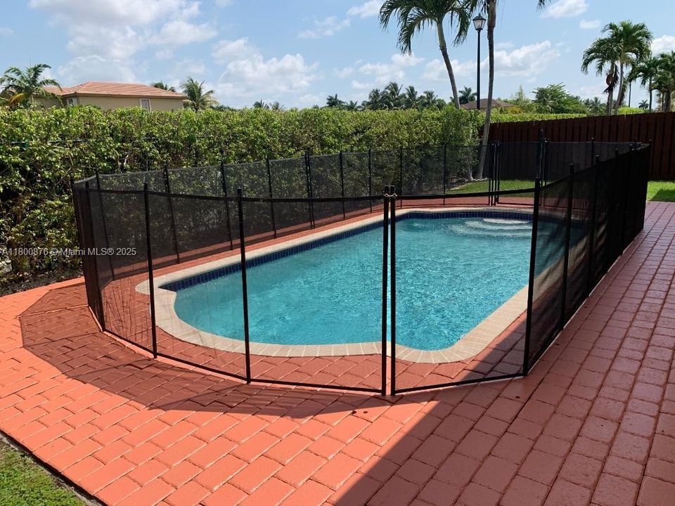 Recientemente alquilado: $4,800 (4 camas, 3 baños, 2825 Pies cuadrados)